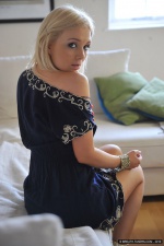 Эрогалерея очаровательной девушки в синем платье с вышивкой