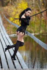 Эротические фотографии красивой девушки на подвесном мосту