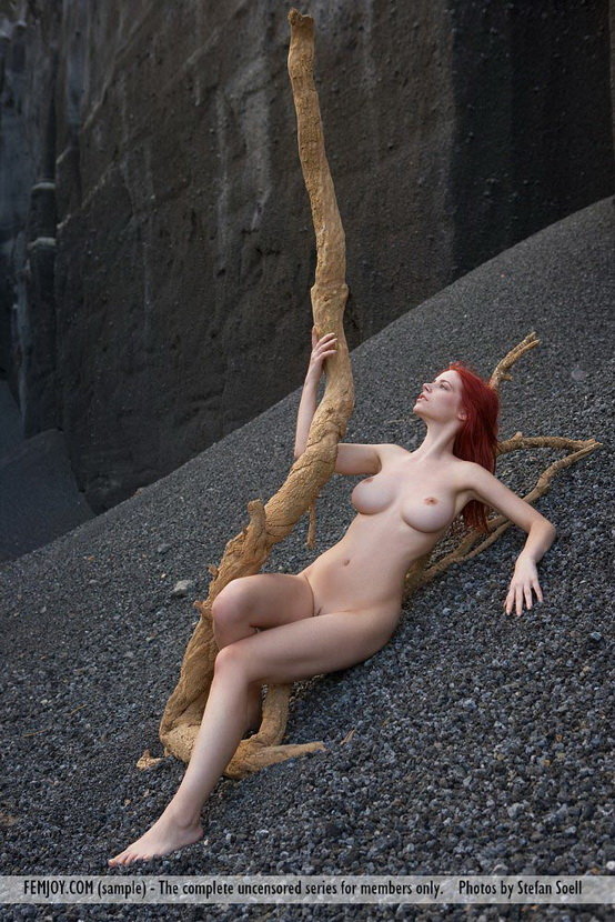 Эротические фотографии рыжеволосой девушки с необычным пейзажем