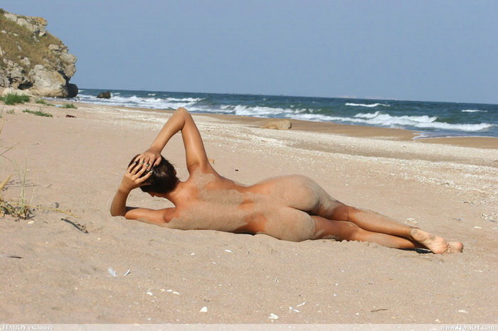 Эротическая галерея длинноволосой брюнетки на морском берегу
