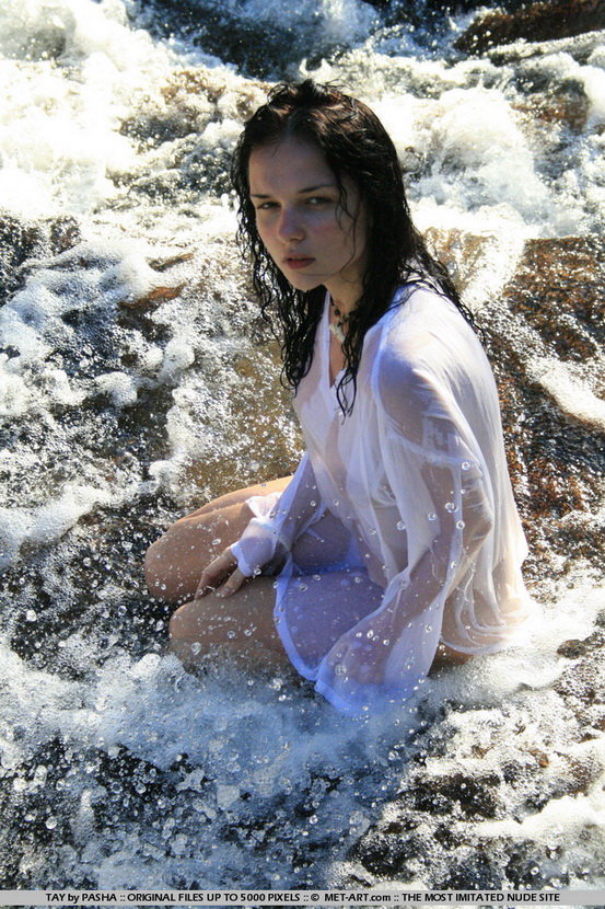 Эротическая фотосессия красивой брюнетки у водопада