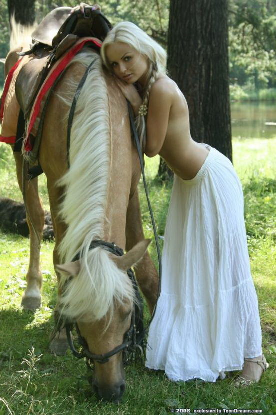 Эротическая фотосессия белокурой наездницы с конем