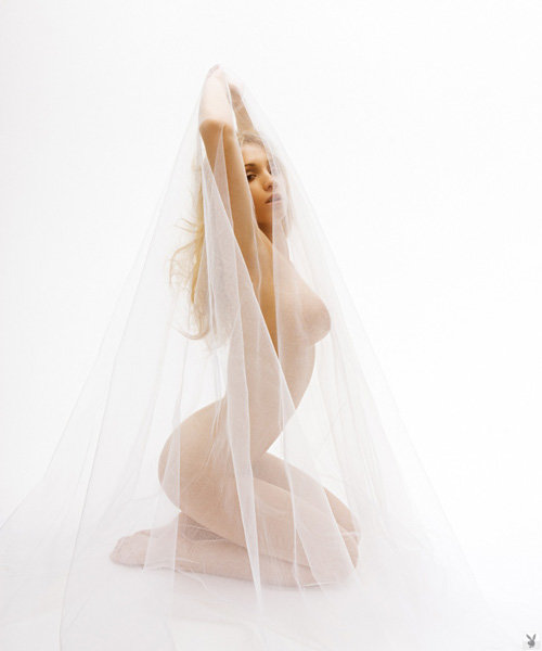Эротическая галерея блондинки с прозрачным платком