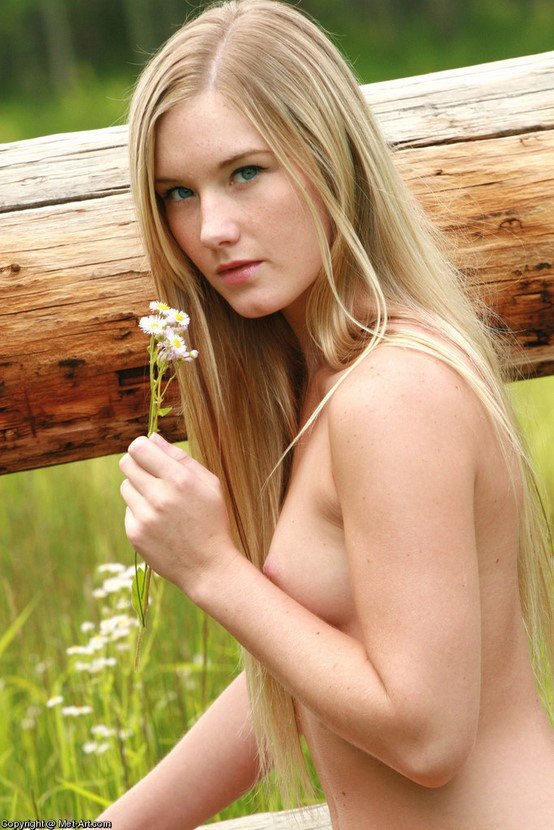 Эротические фотографии красивой юной девушки в поле