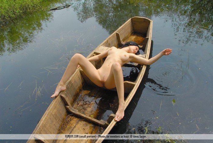Эротические фотографии красивой голой девушки в лодке
