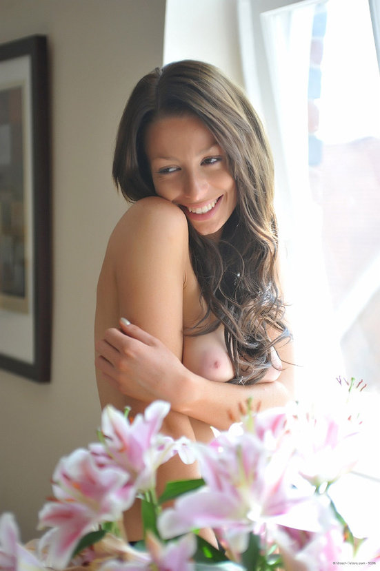 Эротический фотосет сексуальной девушки брюнетки с лилиями