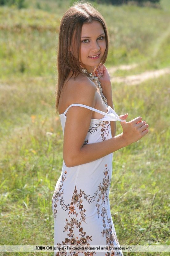 Эротическая фотосессия милой шатеночки в белом платье в поле