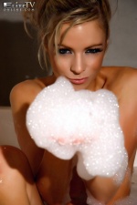 Эротическая галерея синеглазой блондинки в ванной